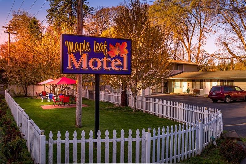 Maple Leaf Motel Shady Cove Экстерьер фото